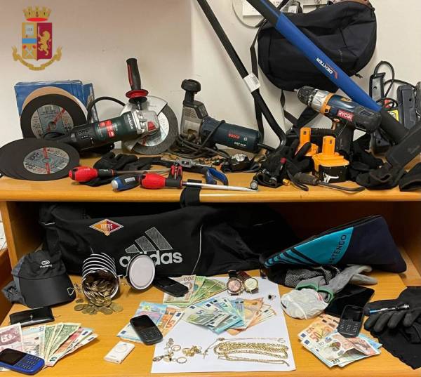 3 cittadini albanesi autori di numerosi furti in abitazione sono stati arrestati dalla Polizia di Stato