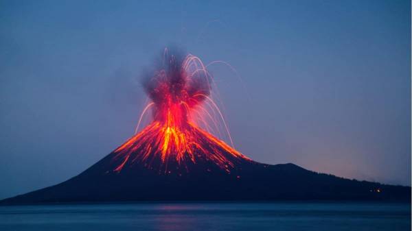 Nuova eruzione del vulcano Krakatoa