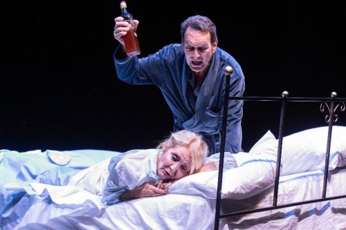 UN LETTO PER DUE: 35 ANNI D’AMORE TRA PASSIONE, TRADIMENTI E RIMPIANTI AL TEATRO SAN BABILA DI MILANO 