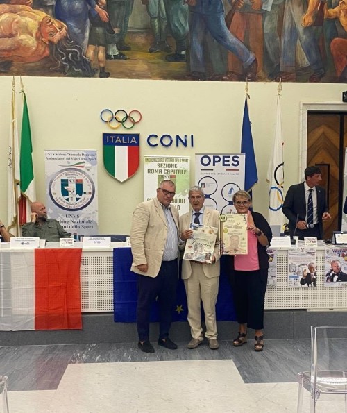 Il Professore Massimo Martelli, maestro della chirurgia toracica italiana, insignito al Salone d'Onore del CONI: due prestigiosi riconoscimenti per una vita dedicata alla medicina.